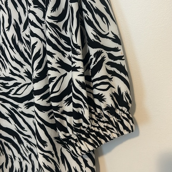 Halogen Hidden Button Long Sleeve Blouse in Black Feather Tiger, Large - Picture 3 of 10